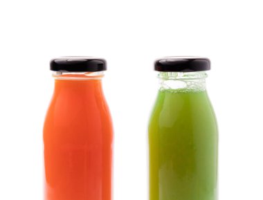 Beyaz arka planda izole edilmiş taze meyve suyu şişesi.