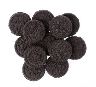 Beyaz arkaplanda izole edilmiş kurabiye bisküvileri