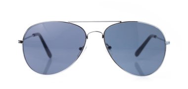 Mavi güneş gözlükleri beyaz arkaplanda izole edilmiş