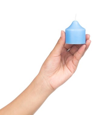 El ele tutuşan mavi mum beyaz arkaplanda izole edilmiş.