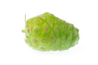 Noni meyvesi beyaz arkaplanda izole.