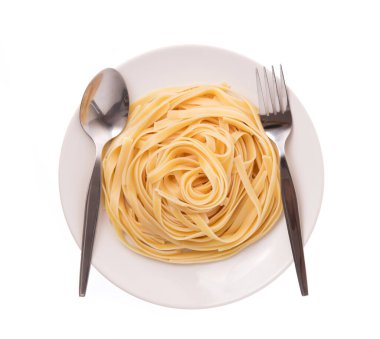 Spagetti tabağı beyaz grupta izole edilmiş.