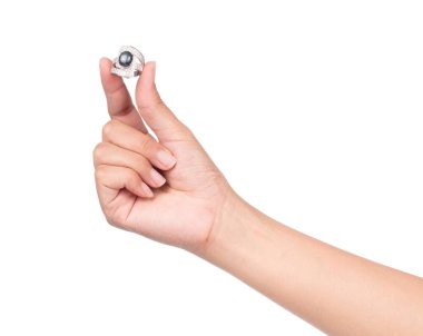 Yüzüğü gösteren kadının eli beyaz arkaplanda izole edilmiş. 