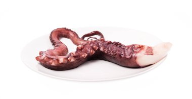 Ahtapot - ahtapot dokunaçları beyaz arkaplanda izole bir çanak üzerinde