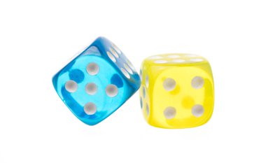 Beyaz arkaplanda izole edilmiş düşen iki zar.