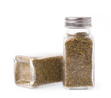 Beyaz arka planda izole edilmiş kekik çeşnisi şişesi.