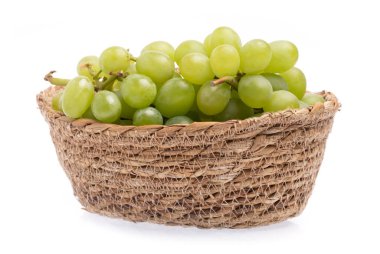 Beyaz arkaplanda yalıtılmış üzüm sepeti