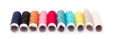 Beyaz arkaplanda izole edilmiş iplik çubukları.