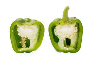 Dilimlenmiş yeşil dolma biber beyaz arkaplanda izole