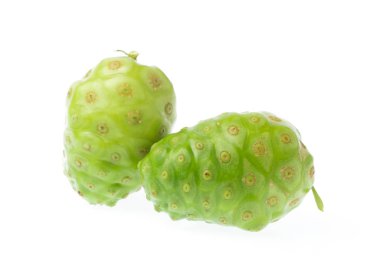 Noni meyvesi beyaz arkaplanda izole.