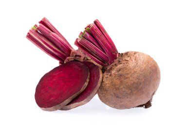 Beyaz arka plan üzerinde izole kırmızı pancar dilim