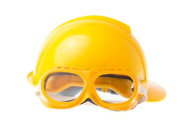 Kask ve Güvenlik Göz Giysisi beyaz arkaplanda izole edildi