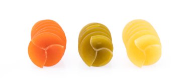 Beyaz arkaplanda izole edilmiş makarna