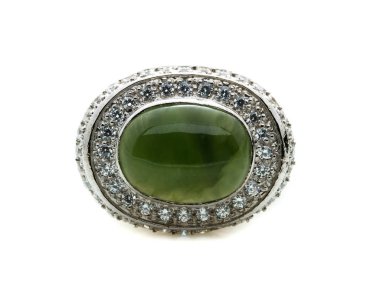 Beyaz arkaplanda yeşil zümrüt yüzük