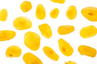 Kurutulmuş kuru üzümler beyaz arka planda izole edilmiş 