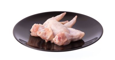 Çiğ tavuk kanatları meaton Beyaz arka planda izole bir yemek