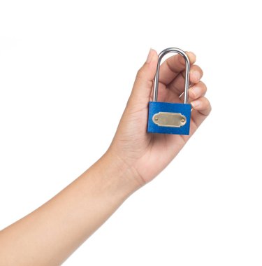 Beyaz arkaplanda mavi kilidi tutan el.