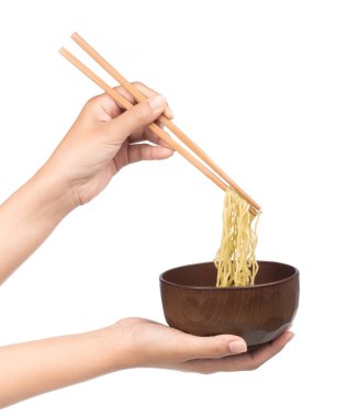 Çin vermicelli yemek çubukları ve beyaz arka planda izole edilmiş kase.