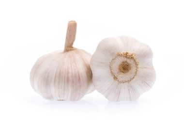 Beyaz arkaplanda sarımsak izole edilmiş.