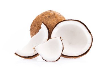 Eski kırık parçalar halinde ve beyaz arka plan üzerinde yığılmış organik hindistan cevizi meyve hindistancevizi brown