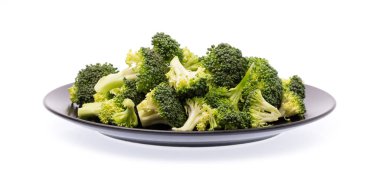 Brokoli çanağı beyaz arkaplanda izole edildi
