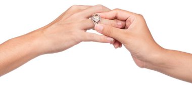 Nişan yüzüğü takan erkek, beyaz arka planda kendini izole eder.