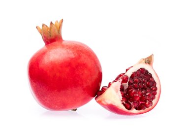 Dilimlenmiş nar beyaz arkaplanda izole
