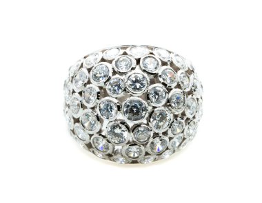 Beyaz arka planda mücevher yüzüğü..