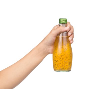 El ele tutuşup ananas suyu ve fesleğen tohumu. Beyaz arka planda izole edilmiş cam şişelerde içki.