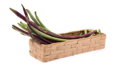 Beyaz arkaplanda izole edilmiş bir sepet fasulye.