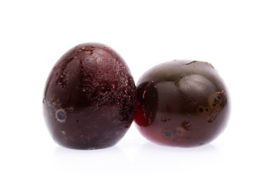 Beyaz arka plan üzerinde izole korunmuş ördek yumurta.