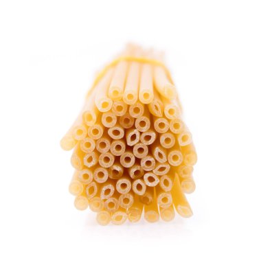 Beyaz arka planda soyutlanmış çiğ spagetti