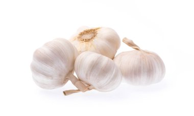 Beyaz arkaplanda sarımsak izole edilmiş.