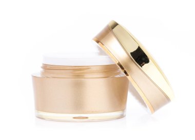 Beyaz arkaplanda izole edilmiş kozmetik yüz kremi.