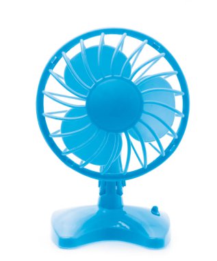 Beyaz arkaplanda izole edilmiş mavi bir fan
