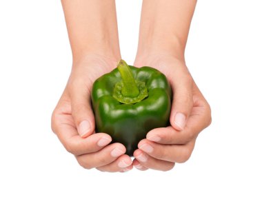 Yeşil biber beyaz arka plan üzerinde izole tutan el