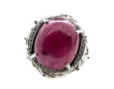 Beyaz arkaplanda pembe yakut yüzük