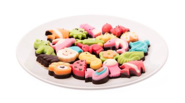 Bir tabak çikolatalı tatlı beyaz arka planda izole edilmiş.