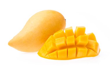 Beyaz arka planda izole edilmiş dilimlenmiş mangolu lezzetli olgun mango meyvesi.