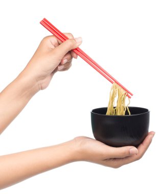Çin vermicelli yemek çubukları ve beyaz arka planda izole edilmiş kase.