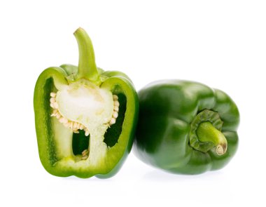 Dilimlenmiş yeşil dolma biber beyaz arkaplanda izole