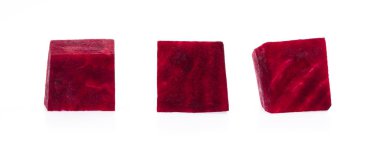 Pancar. Beyaz arkaplanda izole edilmiş küpler.