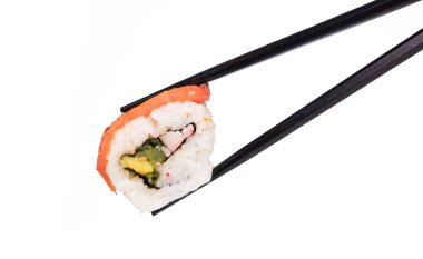 Beyaz arka planda taze suşi somonu var.