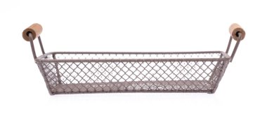 Boş sepet beyaz arkaplanda izole edildi