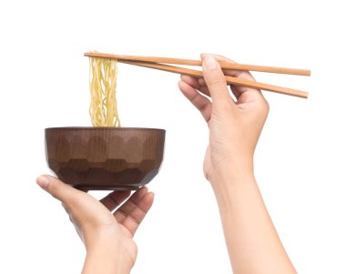 Çin vermicelli yemek çubukları ve beyaz arka planda izole edilmiş kase.
