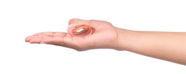 Beyaz arka planda el ele tutuşan çiğ domuz pastırması