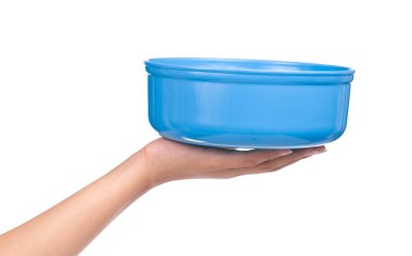 Mavi su kabını tutan el beyaz arka planda izole edilmiş.