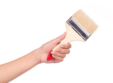 Beyaz arkaplanda el ele tutuşan boya fırçası