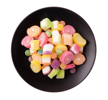 Beyaz arka planda izole edilmiş siyah bir tabakta jöle tatlısı