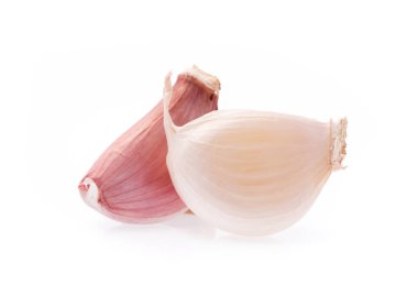 Beyaz arkaplanda sarımsak izole edilmiş.